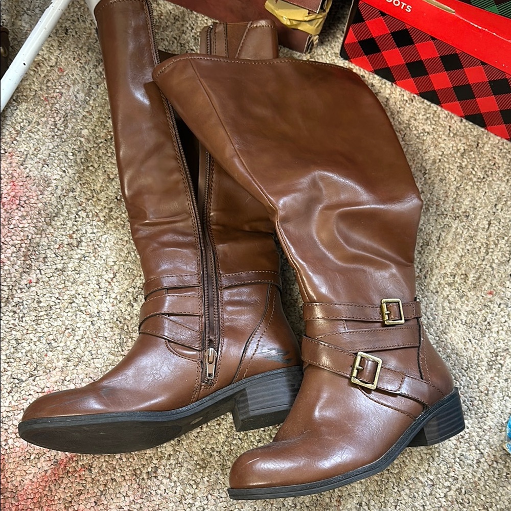 Yuu cognac Heeled Boots with Buckle Details